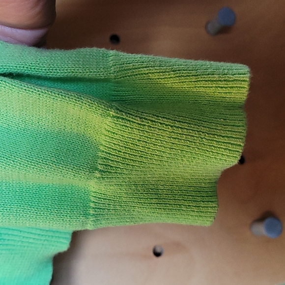 Express Men's Bright Green XL v-neck sweater - Picture 7 of 7